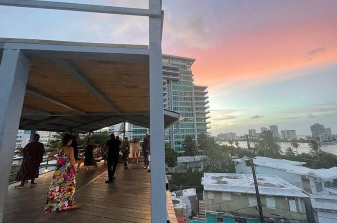 Learn Salsa in San Juan - Vivid beginner lesson - Small-group attention: why the cap matters