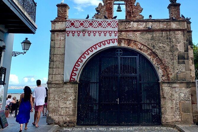 Welcome to San Juan's Old Town: Private Half-Day Walking Tour - Parque de las Palomas: photo time with a local-used feel